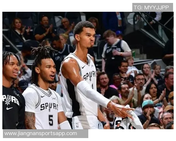 年轻球员激情四溢文班遭双人犯规卡斯尔与米奇争执双双被罚